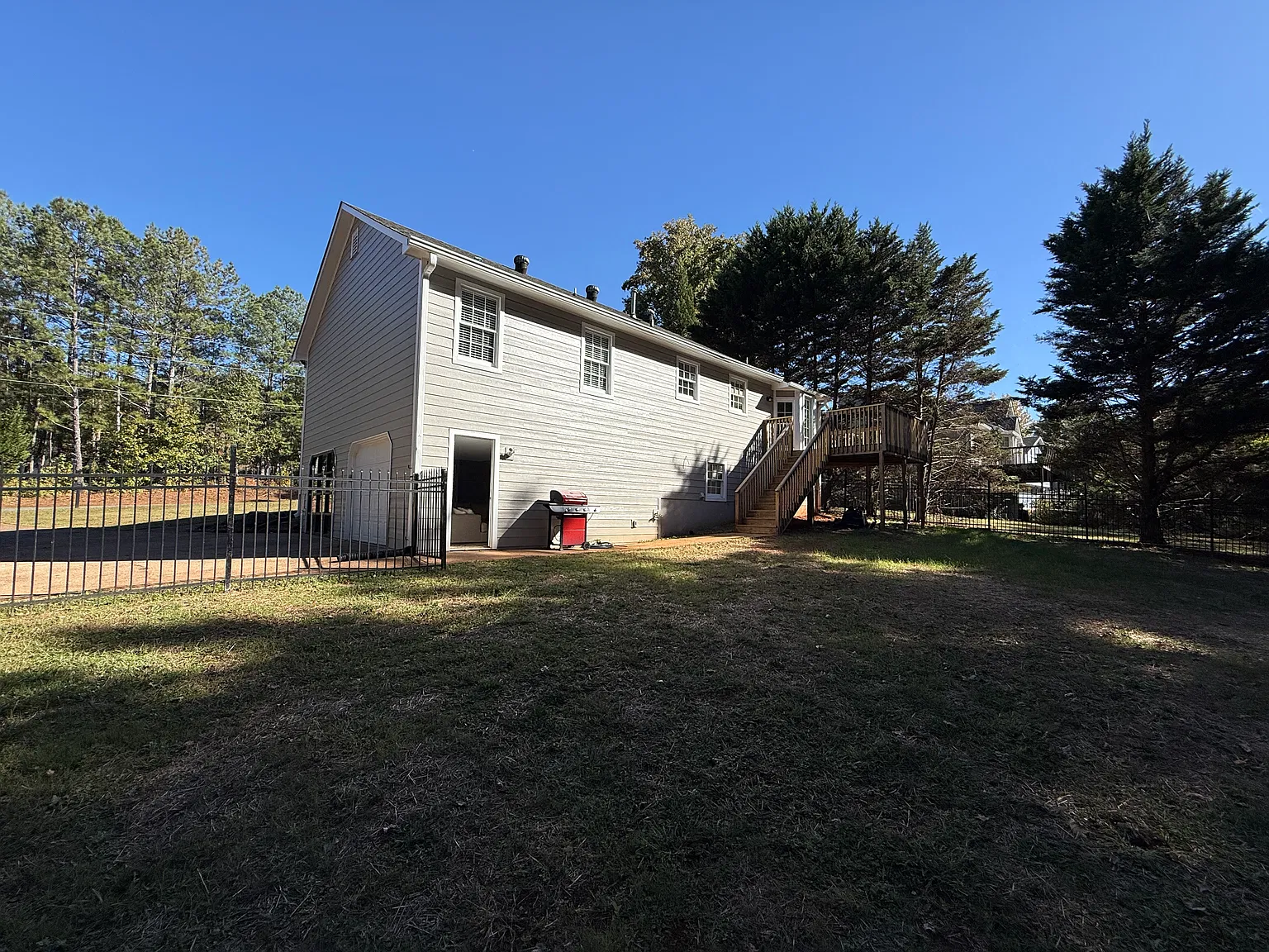 4 bed, 2300 sqft, $2,400 — Photo 2