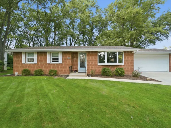 512 Mary Ln, Crown Point, IN 46307