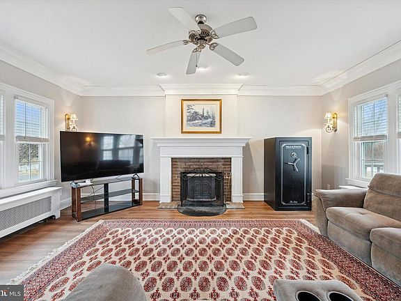 5th image of 1818 S Creek Rd