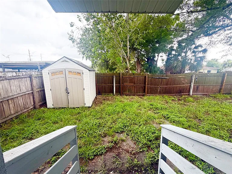 2125 W Saint Joseph St — Photo 27