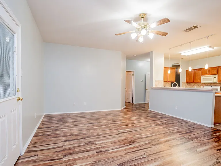 115 Brazos Ln — Photo 8