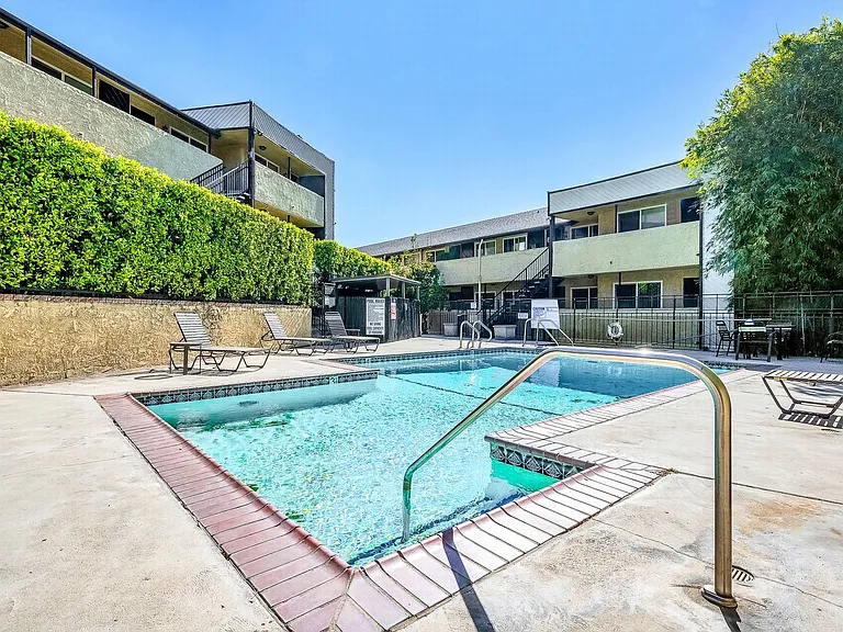 Montrose Villas — Photo 9