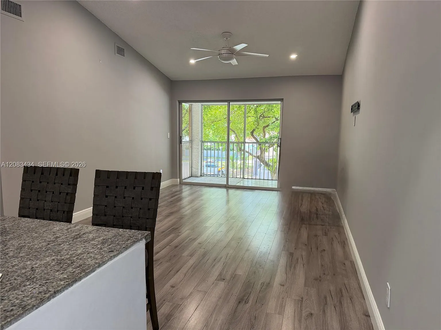 Chateau De Ville Condo — Photo 3
