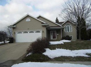 818 Maucker Rd, Cedar Falls, IA 50613