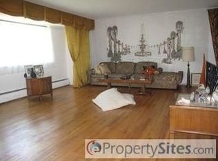 1 Acorn Ln, Plainview, NY 11803