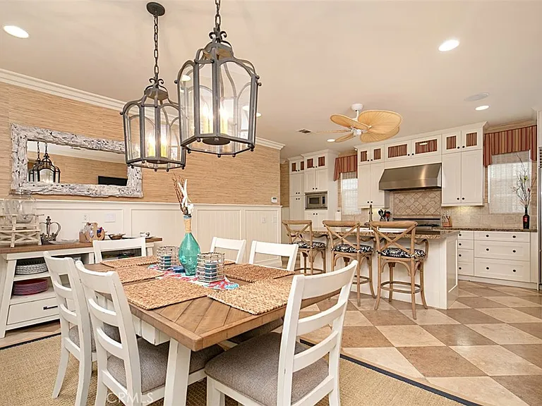208 E Balboa Blvd — Photo 13