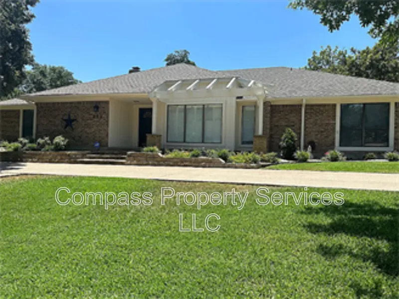 902 Woodland West Dr