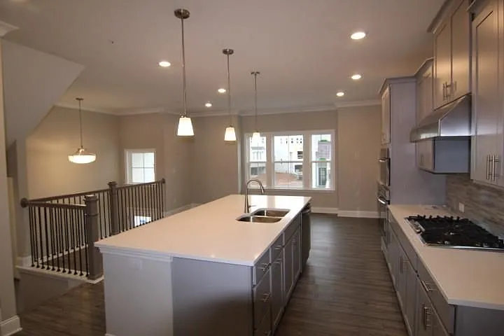 4 bed, 4.0 bath, 2407 sqft, $3,800 — Photo 4