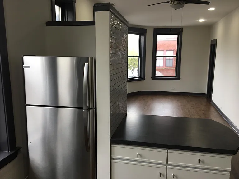 2001 N Oakley Ave #2F — Photo 1