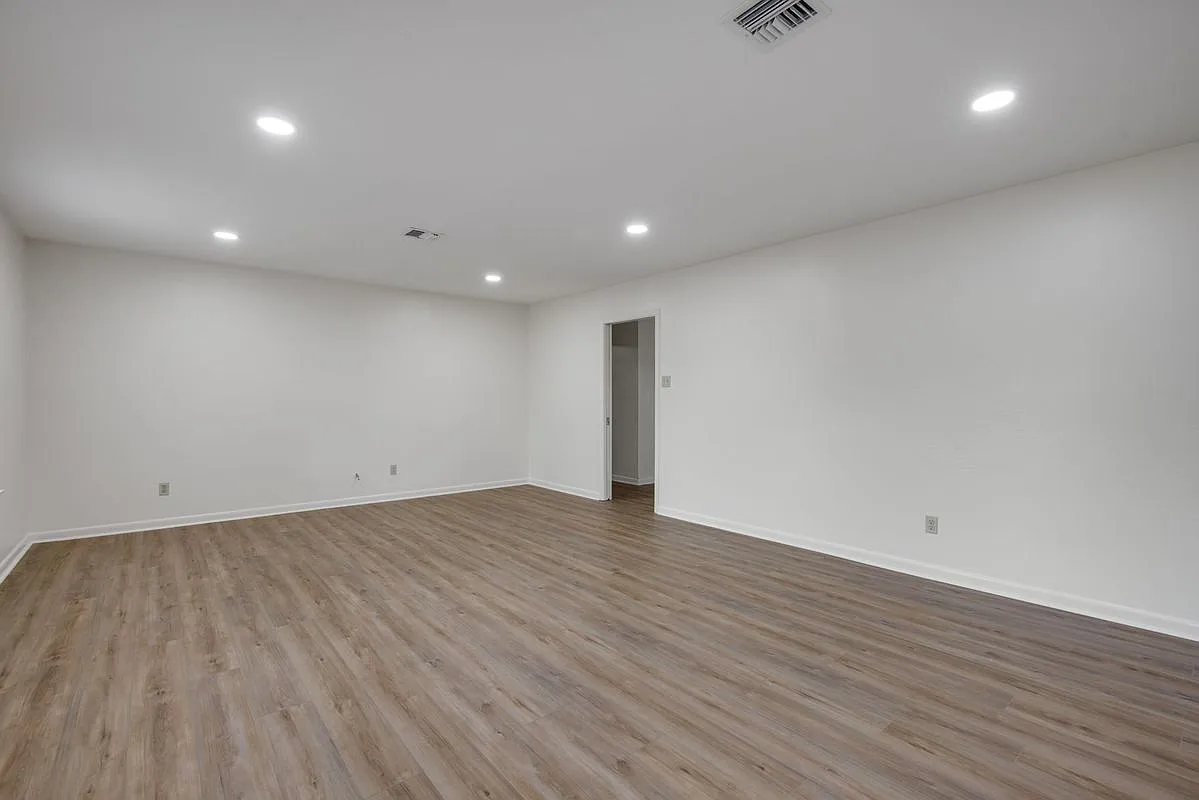 3 bed, 2.0 bath, 2000 sqft, $2,200 — Photo 2