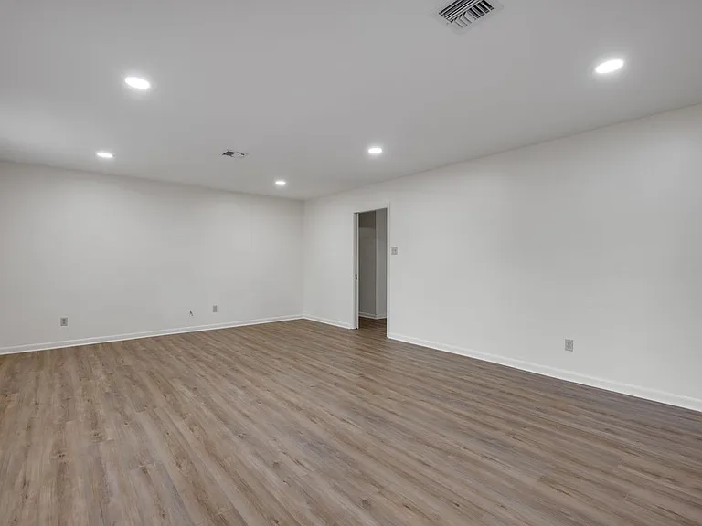421 Kim Dr — Photo 2