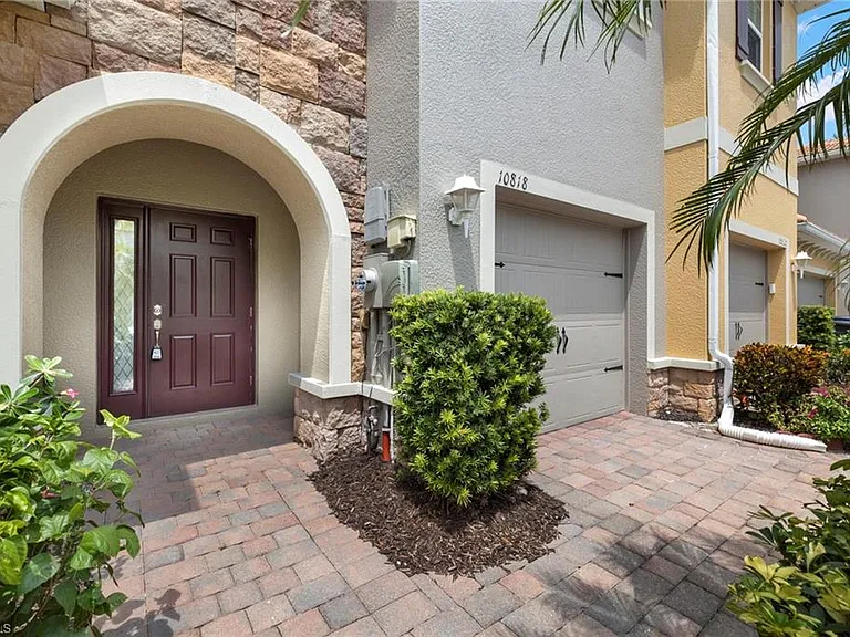 10818 Alvara Way — Photo 2