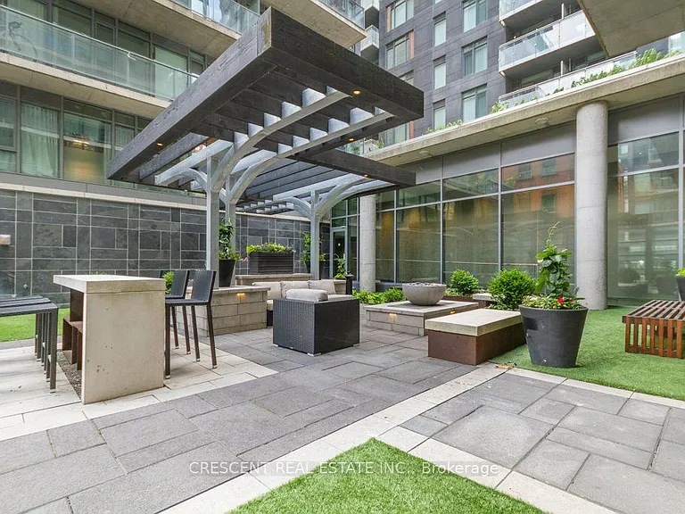 650 King St W #402 — Photo 26