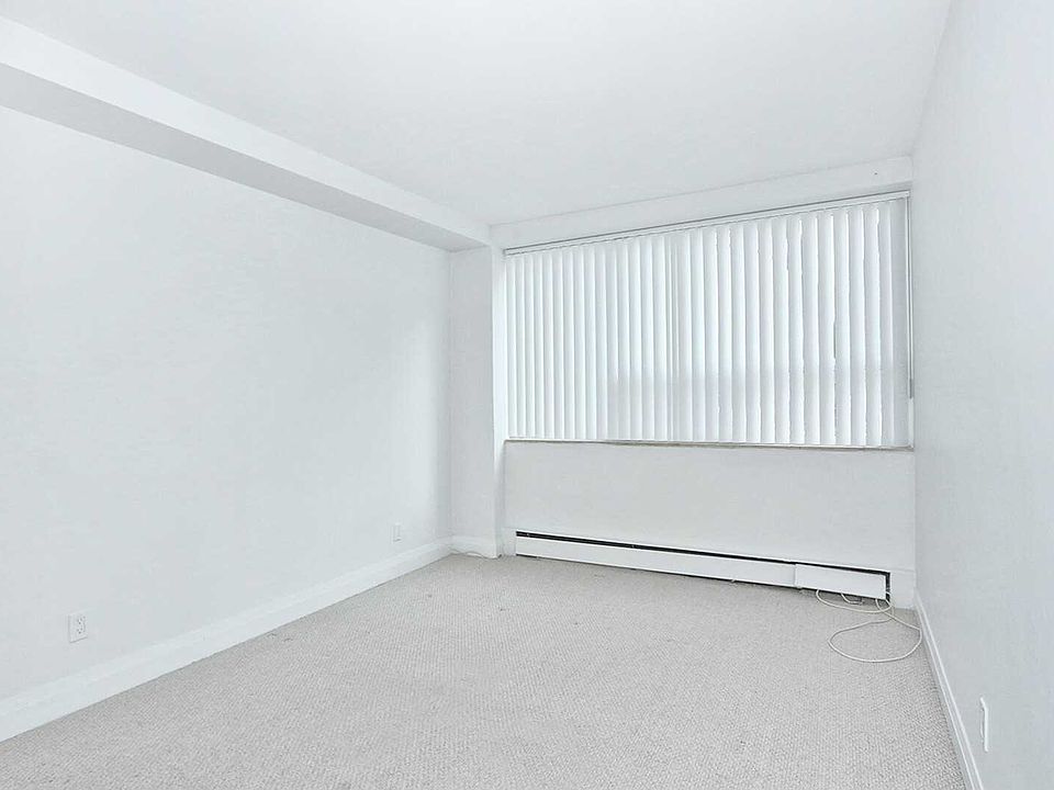 2nd image of 484 Avenue Rd #907