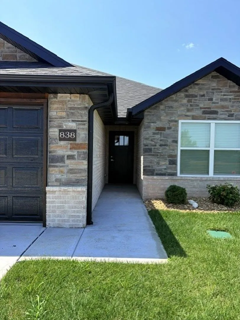 Brand New Patio Home In Tiffany Highlands In Nixa - For Lease — Photo 3