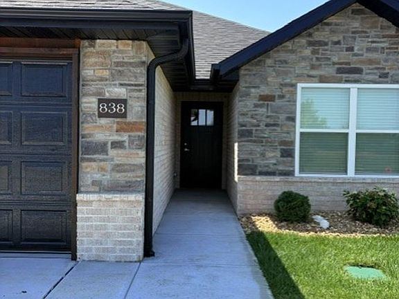 3rd image of 838 E Crystal Ave