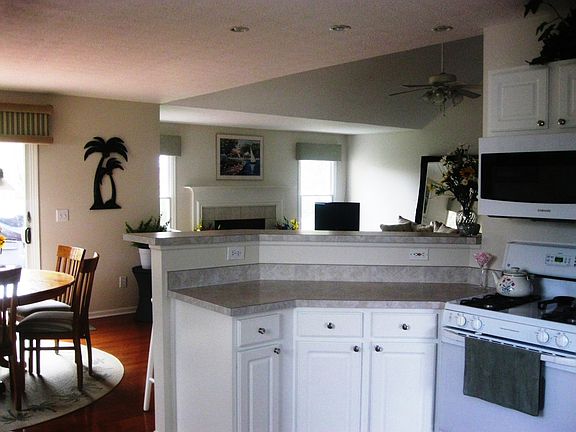 Kitchen breakfast bar