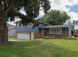 922 19th St, Bettendorf, IA 52722