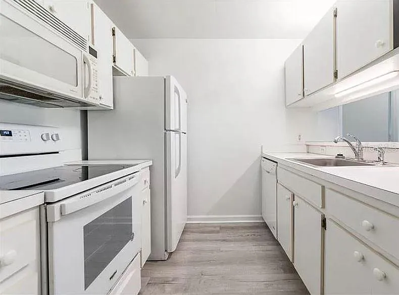 4 bed, 4.0 bath, 1225 sqft, $1,800 — Photo 3