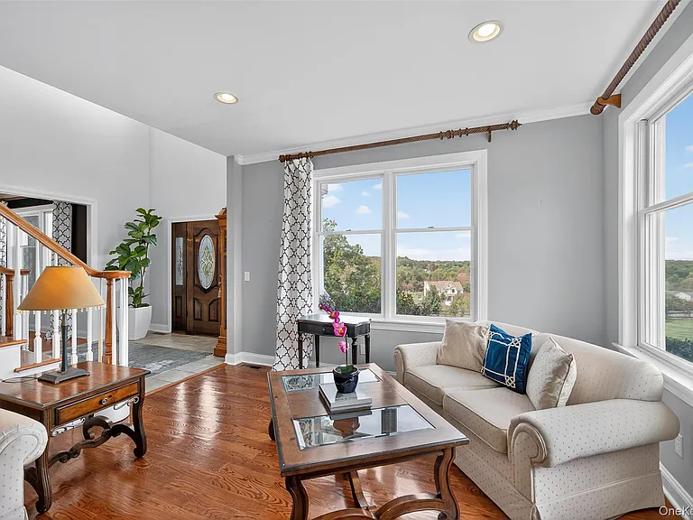 11 Dorian Way — Photo 6