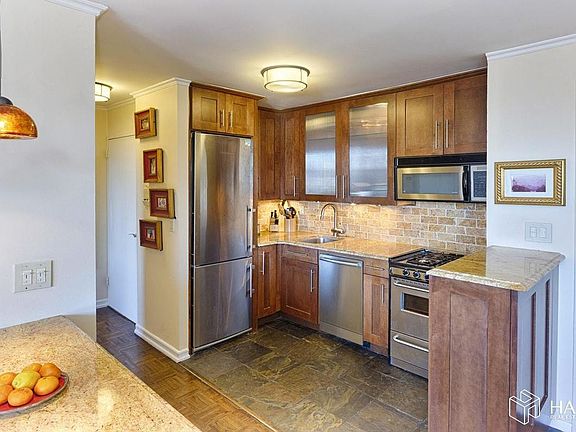 3rd image of 353 E 72nd St APT 30A