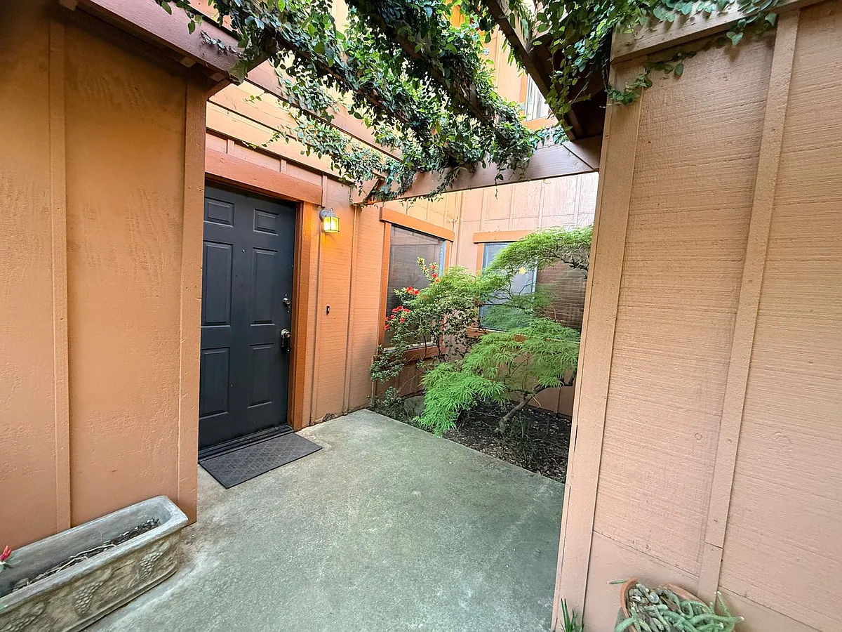 Building Photo - 5 Alameda Park Cir