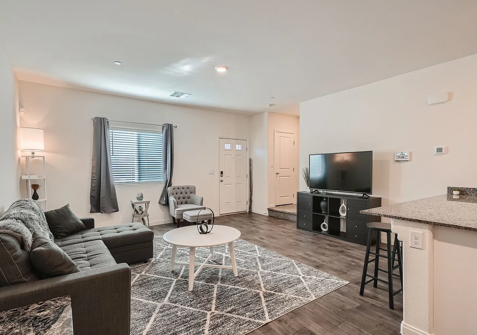 Awesome Fully Furnished 3 Bedroom 30+ Day Rental In New Henderson! This Smart Home — Photo 3