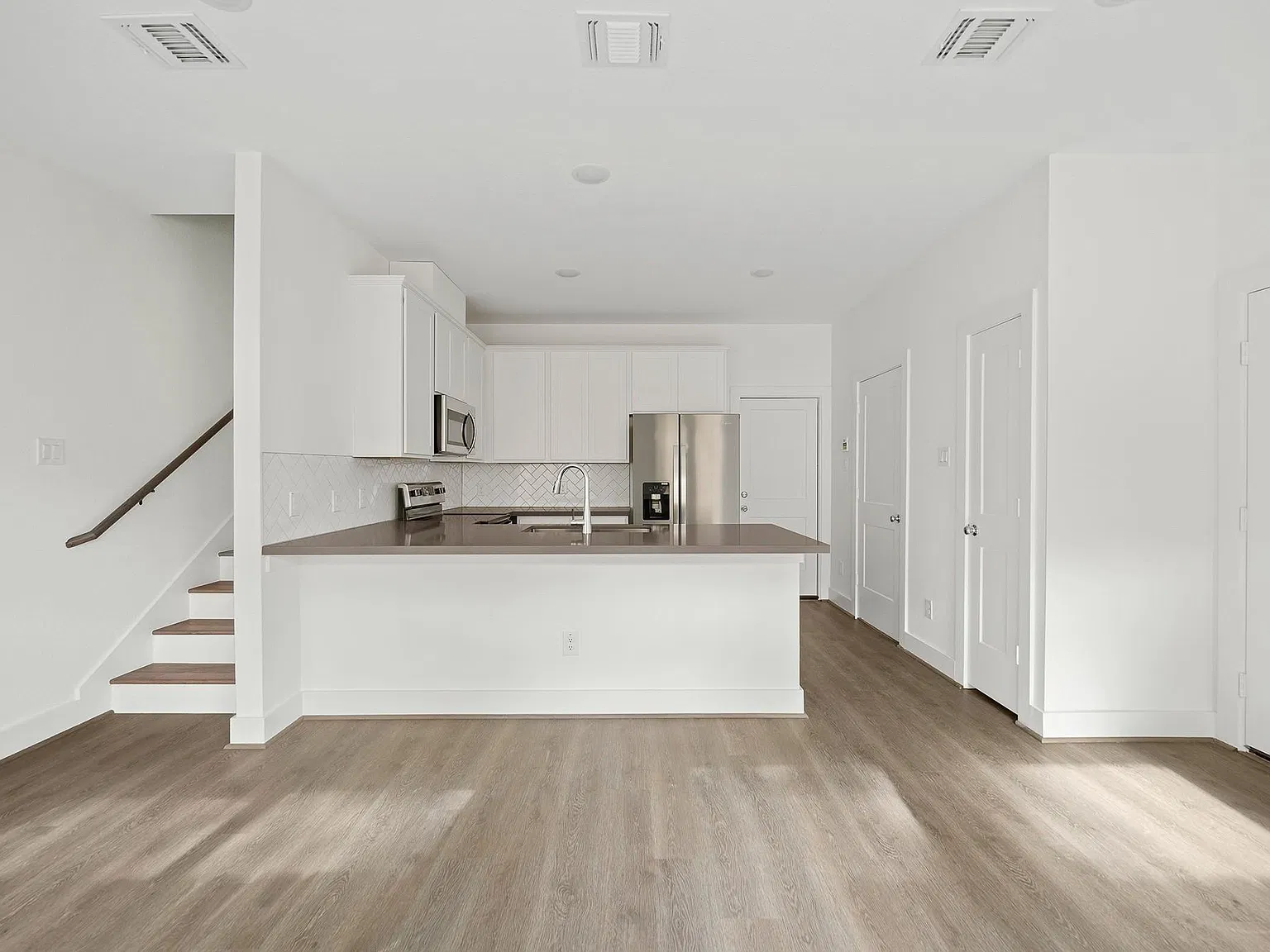 3 bed, 2.5 bath, 1226 sqft, $1,800 — Photo 3