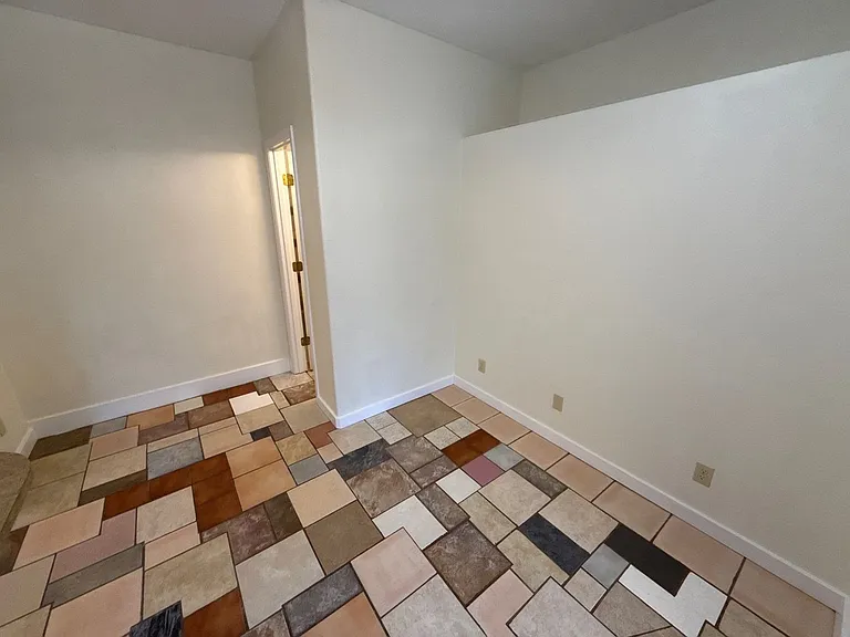 291 Clay St W #3 — Photo 7