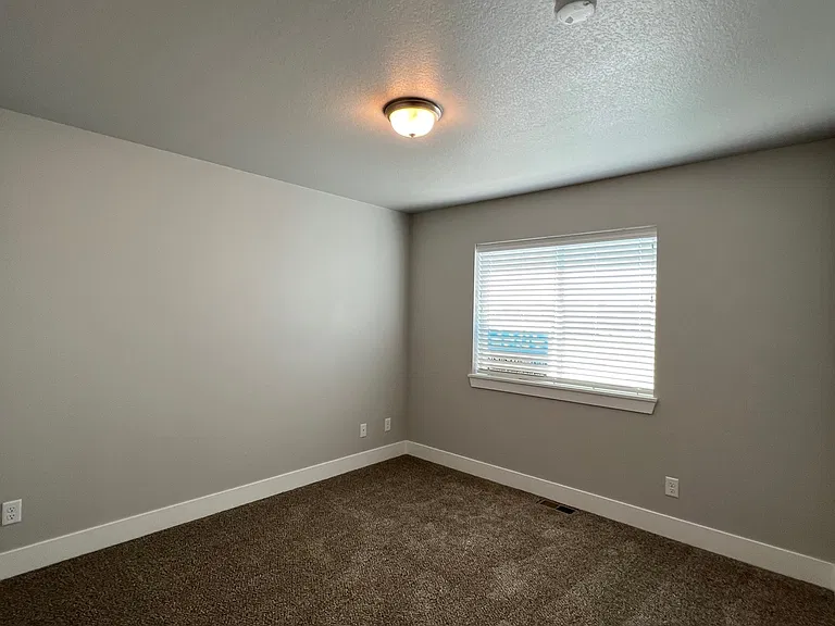 233 NW Greenway Pl — Photo 5