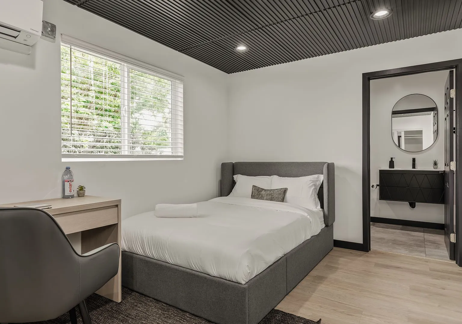 A 5 bedroom, 4 bathroom Fully Furnished Apartment at 1517 1/2 Selby Ave. — Photo 2