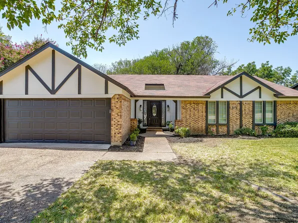 105 Lakeway Dr, Benbrook, TX 76126