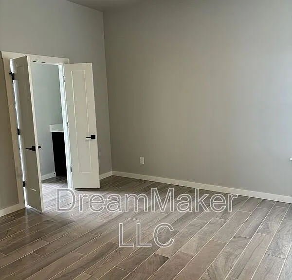 916 Flowers Dr — Photo 9