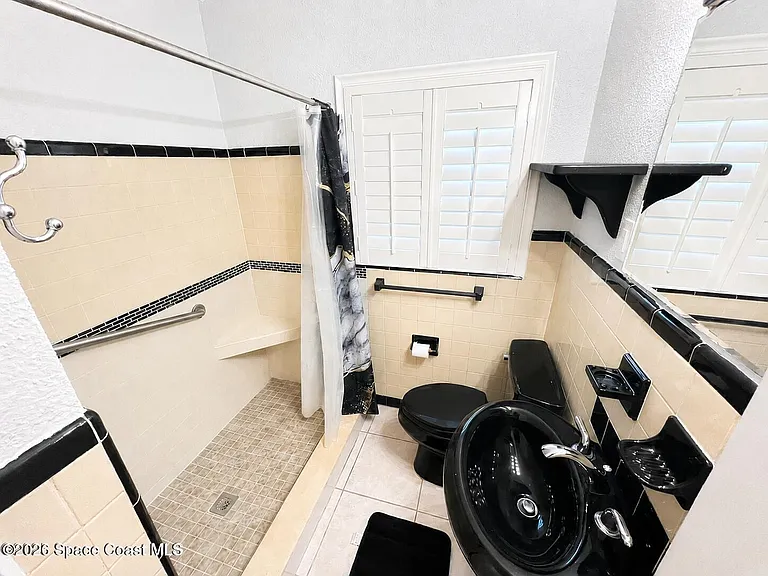 394 Royal Palm Dr — Photo 2