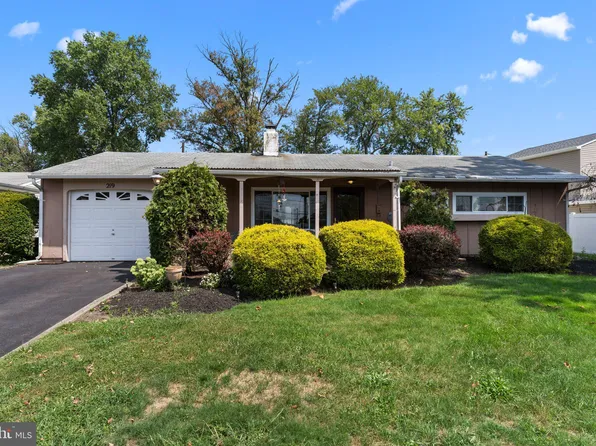 219 Willow Dr, Levittown, PA 19054