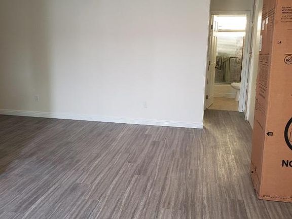4th image of 528 N Alexandria Ave