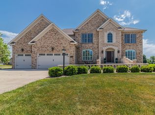 1204 Cozzene Dr, Mahomet, IL 61853