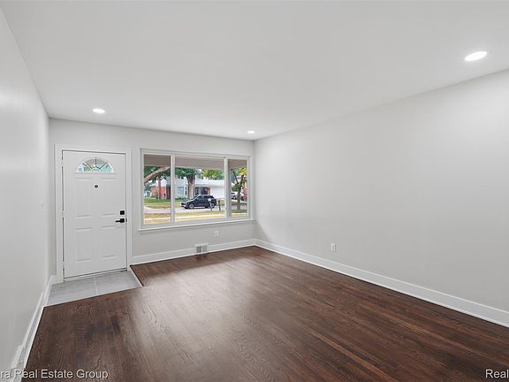 4th image of 20291 Lacrosse Ave
