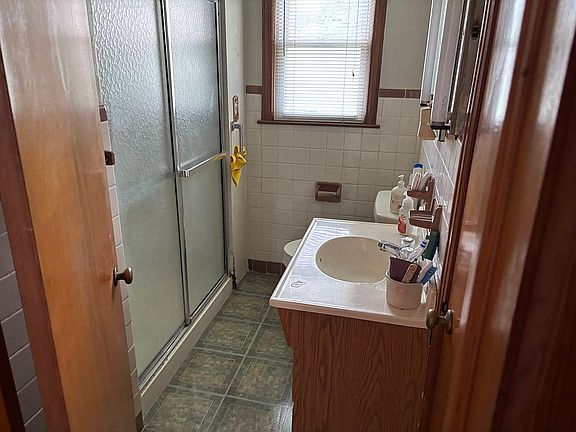 3rd image of 204 Greenlawn Rd