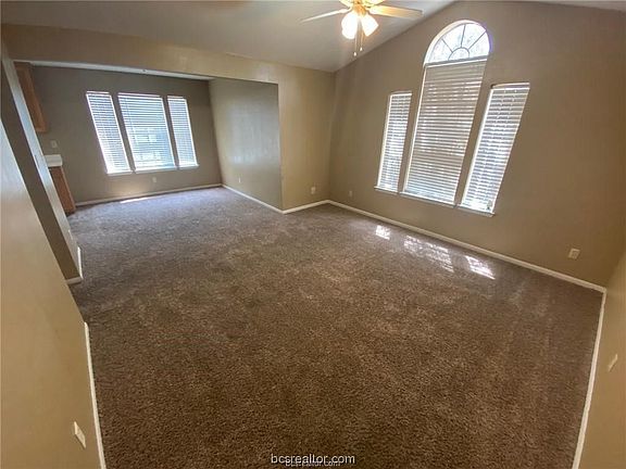 4th image of 907 Balcones Dr APT 114