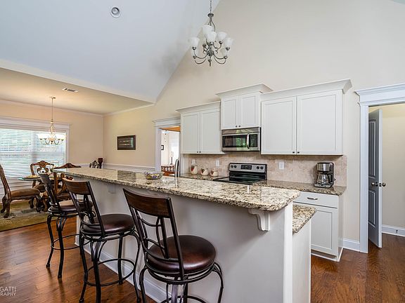 4th image of 131 Oakwood Dr