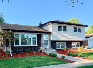 260 W Diversey Ave, Addison, IL 60101