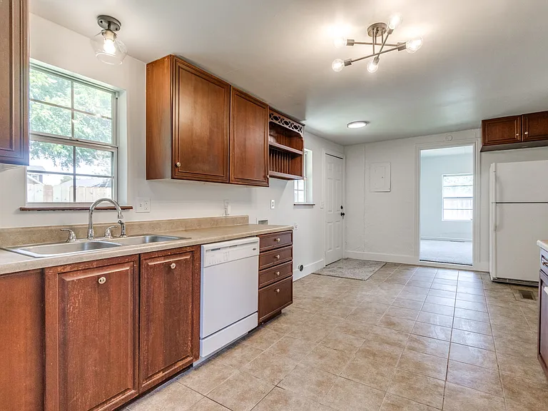 425 E Eufaula St — Photo 11