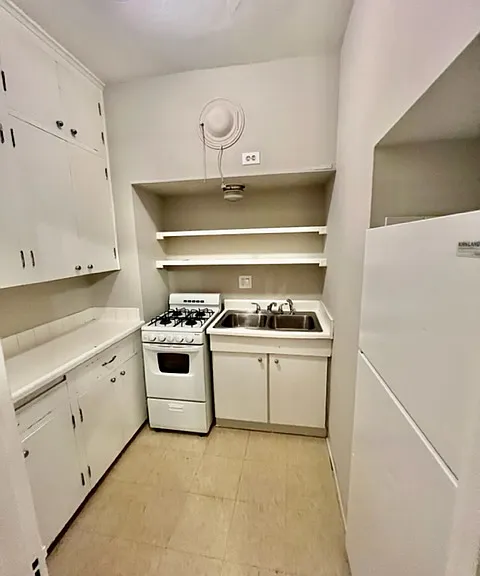 Frances Apartments — Photo 26