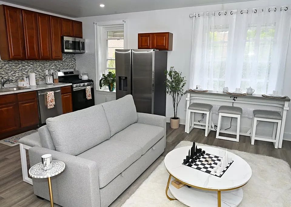 2nd image of 1338 Sutter Ave #1338