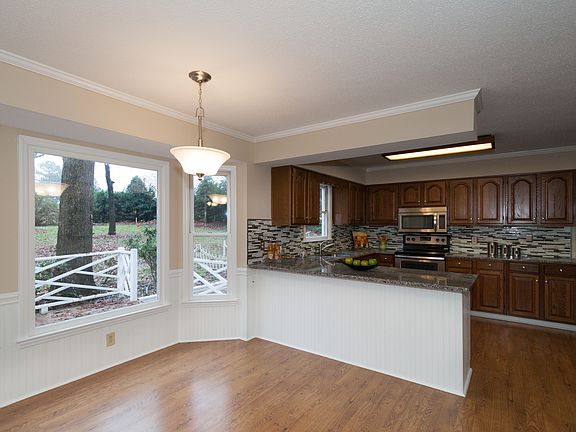 Kitchen & Breakfast Area