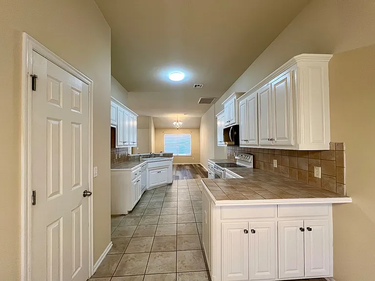 2205 SW 93rd St — Photo 10