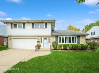 1820 E Robinhood Ln, Arlington Heights, IL 60004