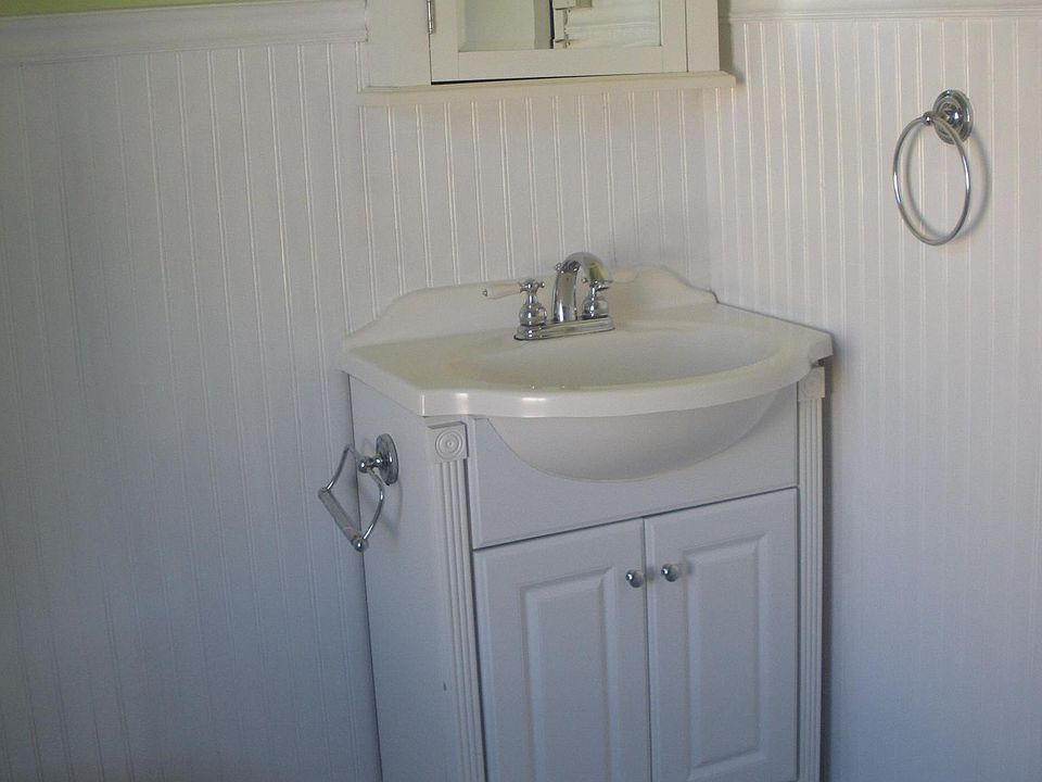 2nd image of 233 Moore St