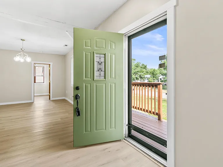 125 E Charles St — Photo 21